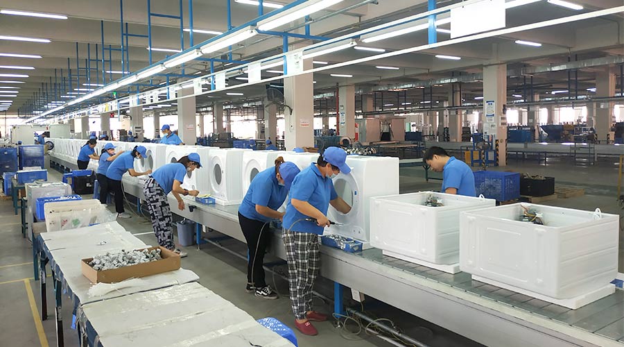 高效率！員工們忙碌地開展巴西客戶的衣物烘干機(jī)生產(chǎn)工作